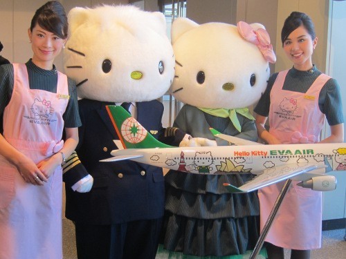 臺灣超萌Hello Kitty飛機 空姐更萌