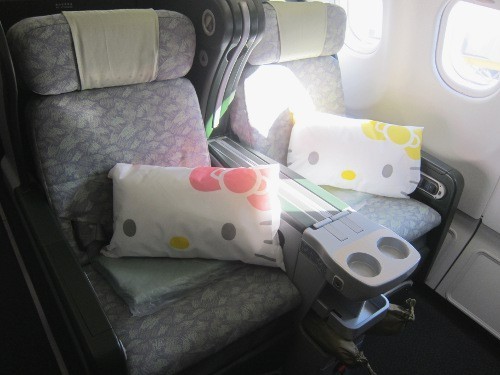 臺灣超萌Hello Kitty飛機 空姐更萌
