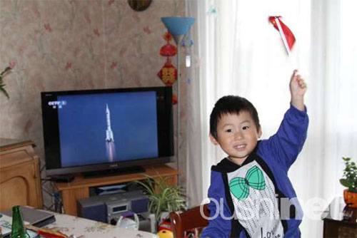 旅法華人關(guān)注“神九”升空 為中國發(fā)展深感自豪