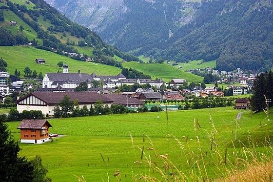 逛步行街喝咖啡 瑞士農(nóng)村人竟這樣生活