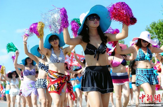 遼寧千余人穿比基尼巡游 打破吉尼斯紀錄