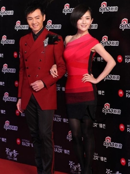 緊身裙勾勒真實(shí)曲線 中外女星誰身材最致命