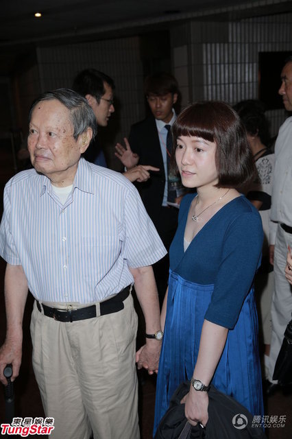 91歲楊振寧攜36歲妻子亮相十指緊扣秀恩愛甜蜜