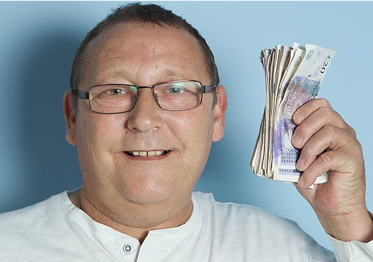 英國老人跌倒1000英鎊隨風飄 20名青年拾金不昧好感人