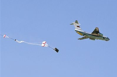 我空降兵重型裝備首次一機多點空投成功