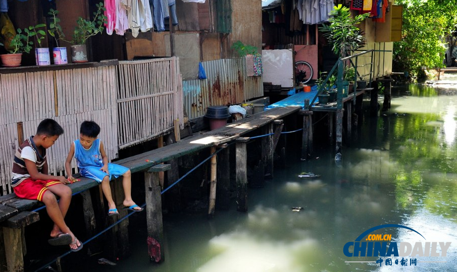菲律賓首都數(shù)萬民眾生活貧困 住臨時棚屋受洪災(zāi)威脅