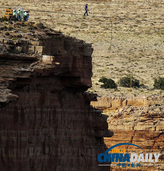 美國男子走鋼絲成功跨越科羅拉多大峽谷
