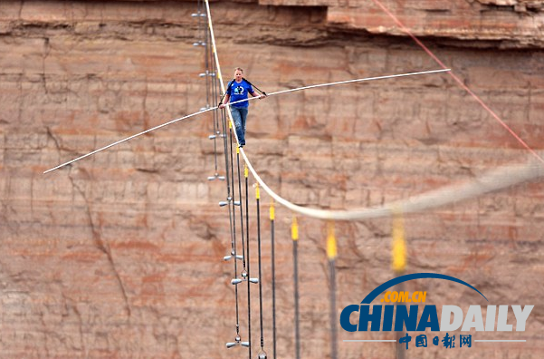 美國男子走鋼絲成功跨越科羅拉多大峽谷