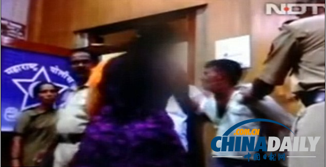 印度女護(hù)士火車上險(xiǎn)被強(qiáng)奸 警察局內(nèi)狠摑嫌犯（圖）