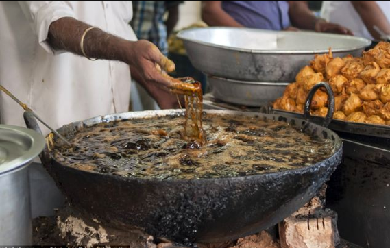 印度老漢自稱25年徒手炸魚 不懼200度滾油
