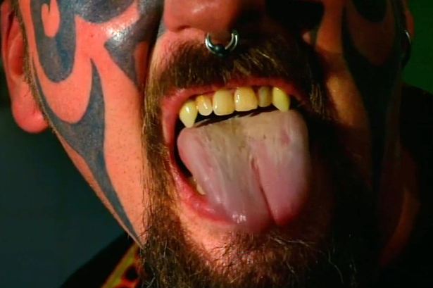 紅眼舌分叉植入犄角 英國男子斥巨資變身“魔鬼”