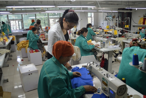 新疆下崗女孩為維吾爾婦女創造就業