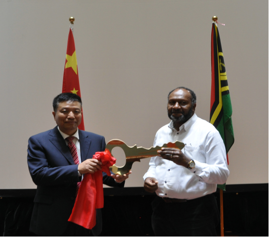 駐瓦努阿圖大使劉全向瓦政府移交中國援瓦國家會議中心項目