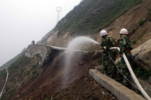 Highway to Wenchuan blocked after landslide