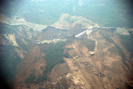 Highway to Wenchuan blocked after landslide