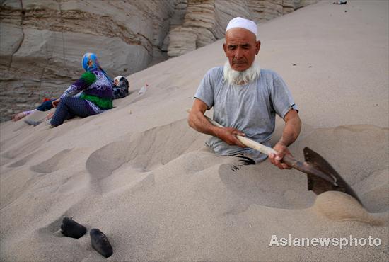 Hot sand treatment popular in Xinjiang