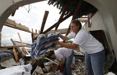 Ohio tornado kills 7, wrecks cop cars, graduation
