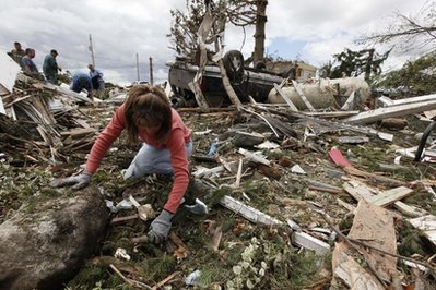 Ohio tornado kills 7, wrecks cop cars, graduation