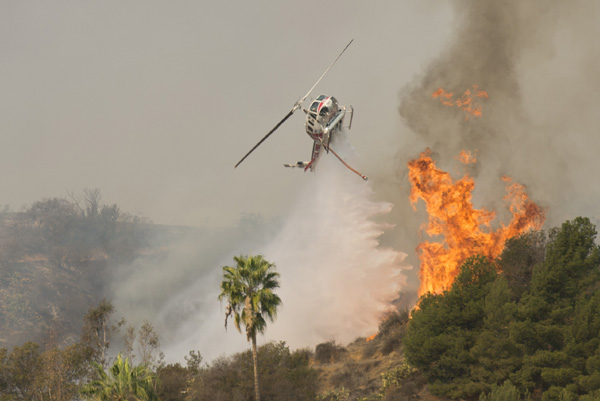 Thousands flee Los Angeles wildfire