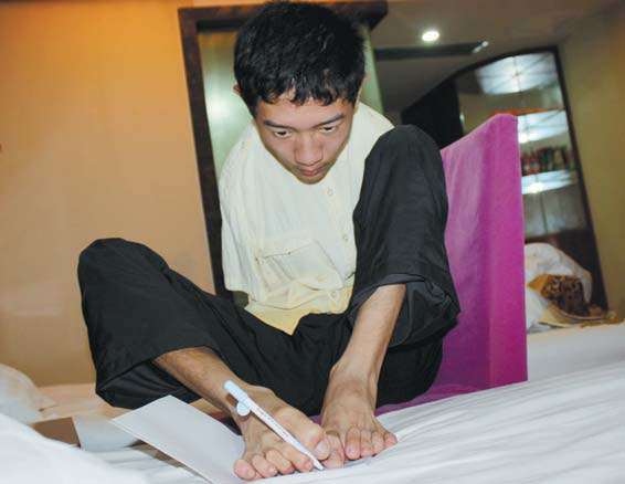 Armless student schools others about hard work