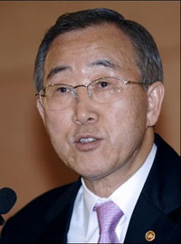 10月9日，聯(lián)合國(guó)安理會(huì)15個(gè)成員國(guó)以鼓掌的方式一致通過(guò)決定，向聯(lián)大推薦韓國(guó)外交通商部長(zhǎng)官潘基文擔(dān)任下任聯(lián)合國(guó)秘書(shū)長(zhǎng)，這是繼緬甸人吳丹后第二位來(lái)自亞洲的聯(lián)合國(guó)秘書(shū)長(zhǎng)。