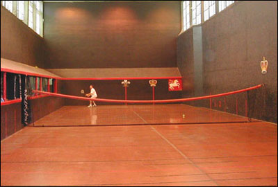 “real tennis”[室內網球，又稱“純網球”，現幾乎被“law tennis”（草地網球）所取代]。