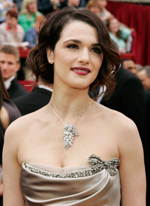 Actress Rachel Weisz, wearing a Vera Wang gown with vintage Cartier jewelry, arrives at the 79th Annual Academy Awards in Hollywood, California, February 25, 2007.