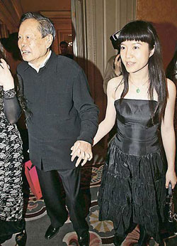 楊振寧夫婦十指緊扣 著“情侶裝”恩愛現身