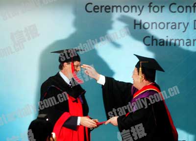 蓋茨戴清華博士帽 智答學子問題