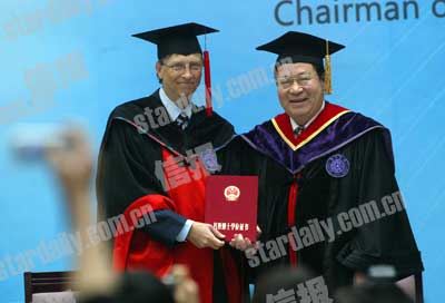 蓋茨戴清華博士帽 智答學子問題