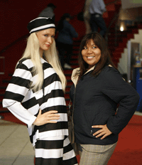 希爾頓獄中紀實:不吃也不睡