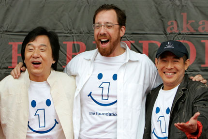 Movie stars Jackie Chan (L) and Jet Li (R) pose with director Rob Minkoff during a news conference for the movie