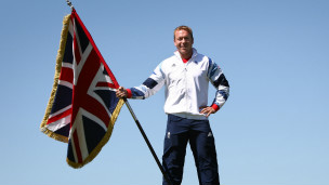 克里斯·霍伊爵士為英國奧運代表團執旗