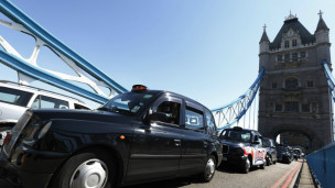 奧運專道影響生意 出租司機跳河抗議