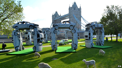 英藝術(shù)家用殘車布陣迎夏至