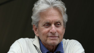 影星道格拉斯:“患喉癌不是口交所致”