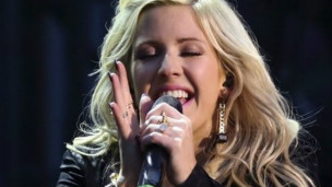 女歌手艾麗•戈爾丁奪得英國排行榜冠軍