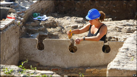 Ancient Amphitheatre Discovered 發現一古代圓形劇場