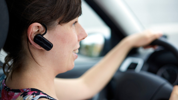 Hands-free phone use by drivers 'distracting' 研究稱使用免提電話同樣會使駕駛員分心