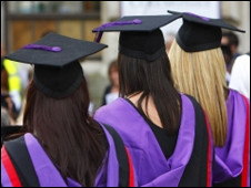 今天，我們在英國畢業了