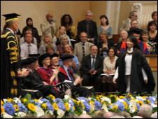 今天，我們在英國畢業了