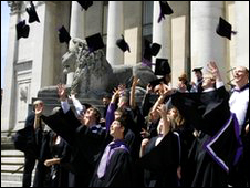 今天，我們在英國畢業了