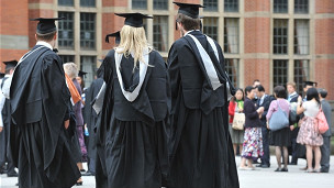 英更多大學畢業(yè)生做低技能工作