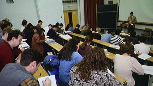 英高校招生涉嫌“屈尊俯就窮學生”