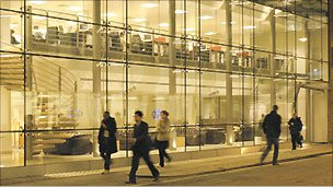 英私立大學涉足醫療衛生專業