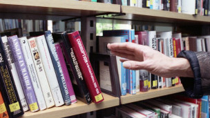 英國學生：學費應該包括教科書