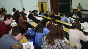 “申請大學非歐洲語言專業(yè)人數(shù)下降”