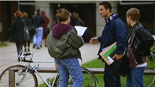 負(fù)擔(dān)沉重 過半英國大學(xué)生勤工儉學(xué)