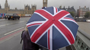 Raining cats and dogs 英國(guó)迎來(lái)又一輪雨天
