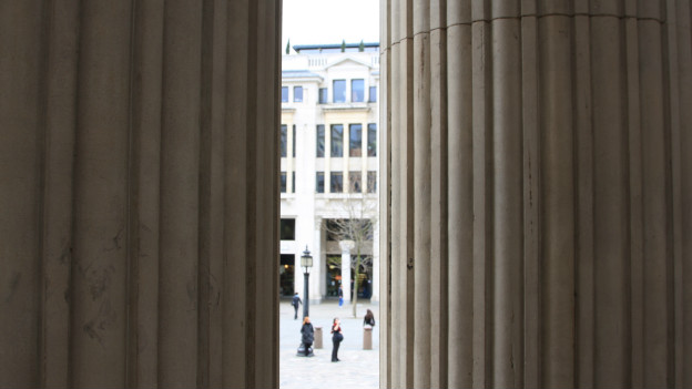 A pillar of societ 社會棟梁